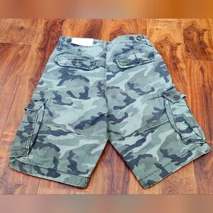 American Eagle camo cargo shorts size 26" (A-44)